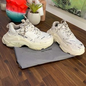 WOMEN'S BALENCIAGA WHITE ALLOVER LOGO TRIPLE S SNEAKER IN BLACK SIZE 8